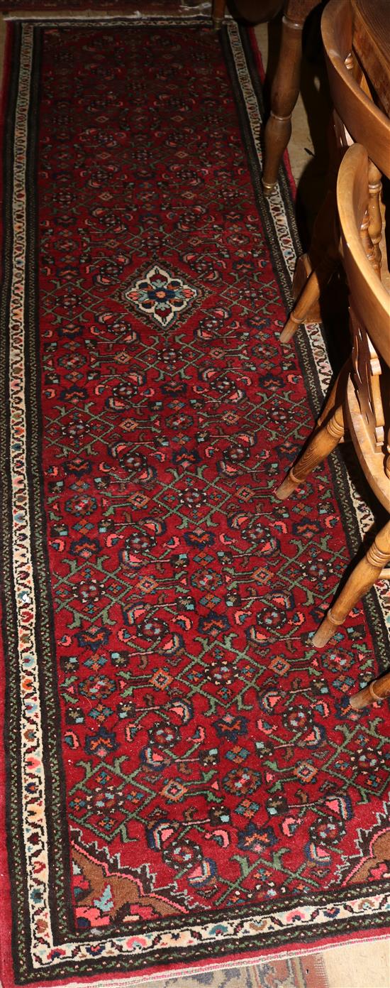 Red ground runner rug(-)